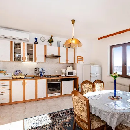 2 Bedroom Cozy In Apartment